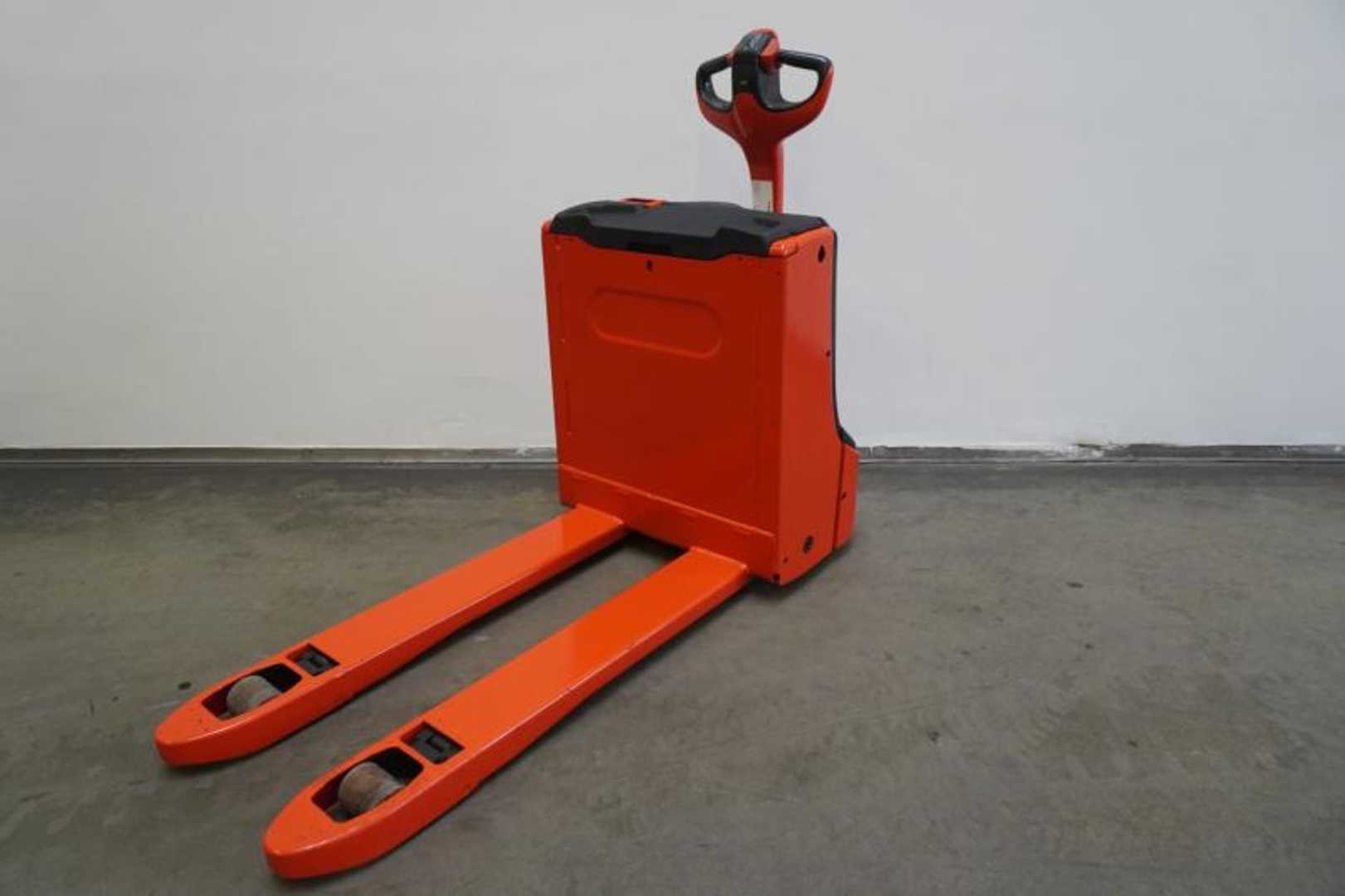 Used Forklift Linde T 16 1152 Žemo kėlimo krautuvas su grąžulu (Image 2)