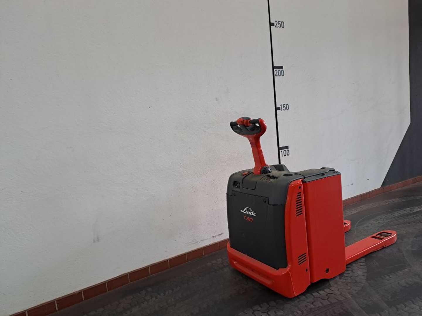 Used Forklift Linde T 30: 3,0t Žemo kėlimo krautuvas su grąžulu (Image 2) Used Forklift Linde T 30: 3,0t Žemo kėlimo krautuvas su grąžulu (Image 2)