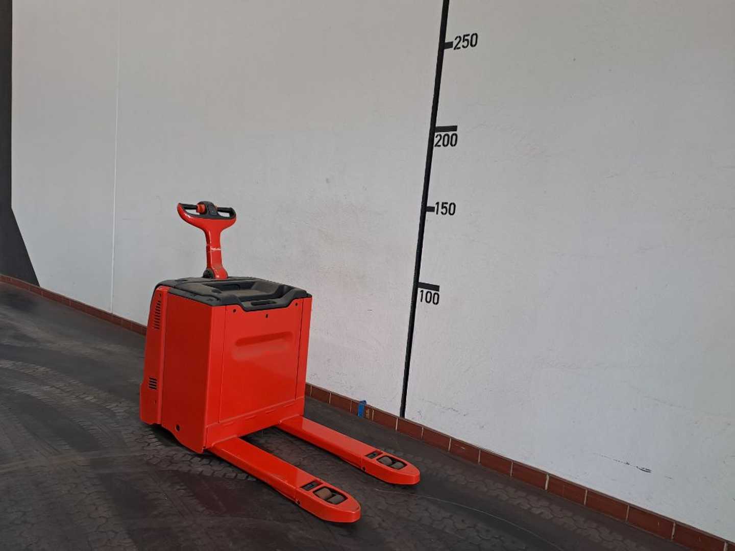 Used Forklift Linde T 30: 3,0t Žemo kėlimo krautuvas su grąžulu (Image 3) Used Forklift Linde T 30: 3,0t Žemo kėlimo krautuvas su grąžulu (Image 3)