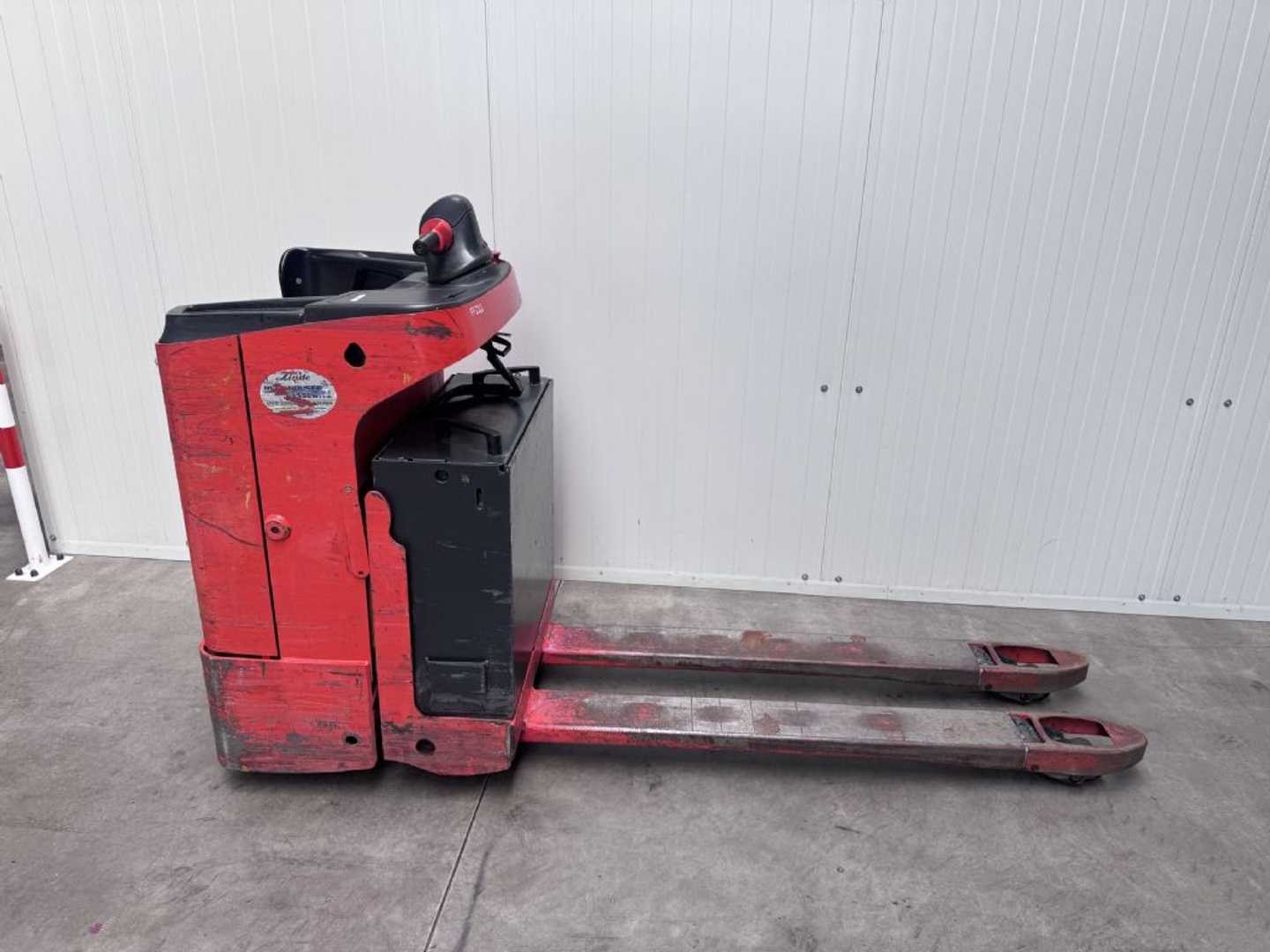 Used Forklift Linde T 20 SF Batterie Bj.21 Gabellänge 1600mm Žemo kėlimo krautuvas su grąžulu (Image 2) Used Forklift Linde T 20 SF Batterie Bj.21 Gabellänge 1600mm Žemo kėlimo krautuvas su grąžulu (Image 2)