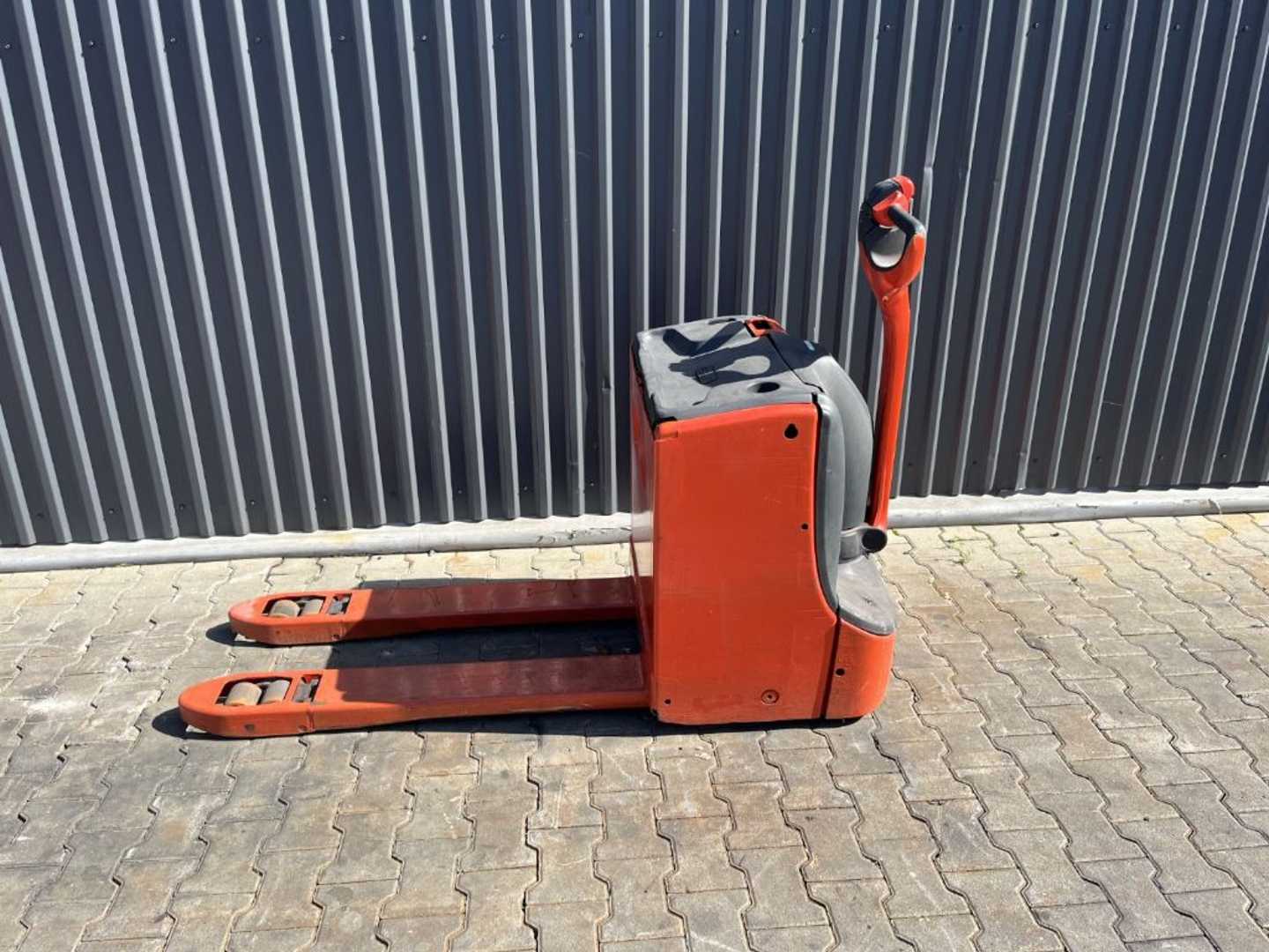 Used Forklift Linde T18 Žemo kėlimo krautuvas su grąžulu (Image 2) Used Forklift Linde T18 Žemo kėlimo krautuvas su grąžulu (Image 2)