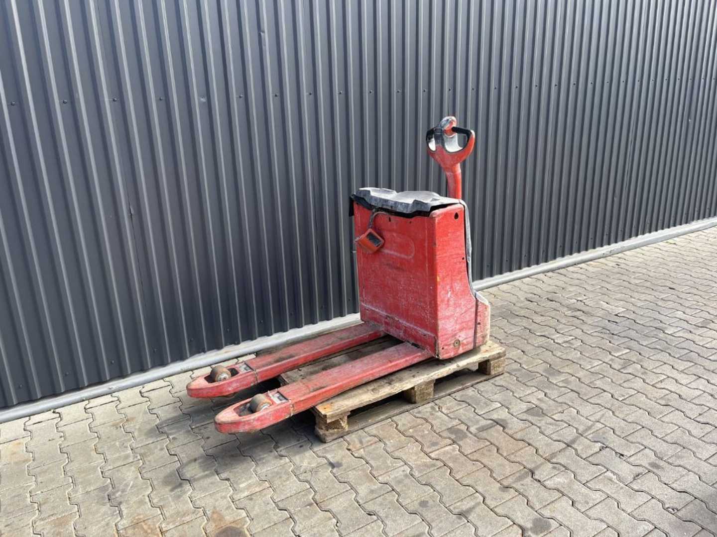 Used Forklift Linde T18 Žemo kėlimo krautuvas su grąžulu (Image 1) Used Forklift Linde T18 Žemo kėlimo krautuvas su grąžulu (Image 1)