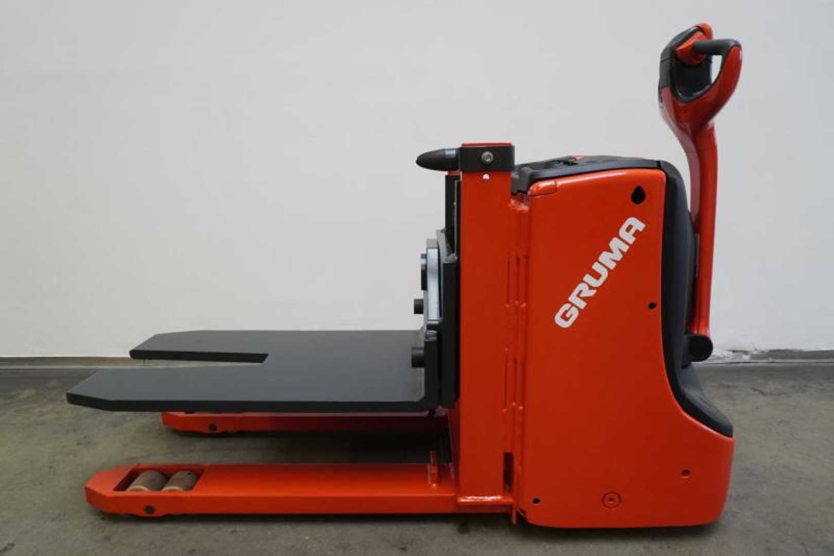 Used Forklift Linde T 23 L 1152 Žemo kėlimo krautuvas su grąžulu (Image 3) Used Forklift Linde T 23 L 1152 Žemo kėlimo krautuvas su grąžulu (Image 3)