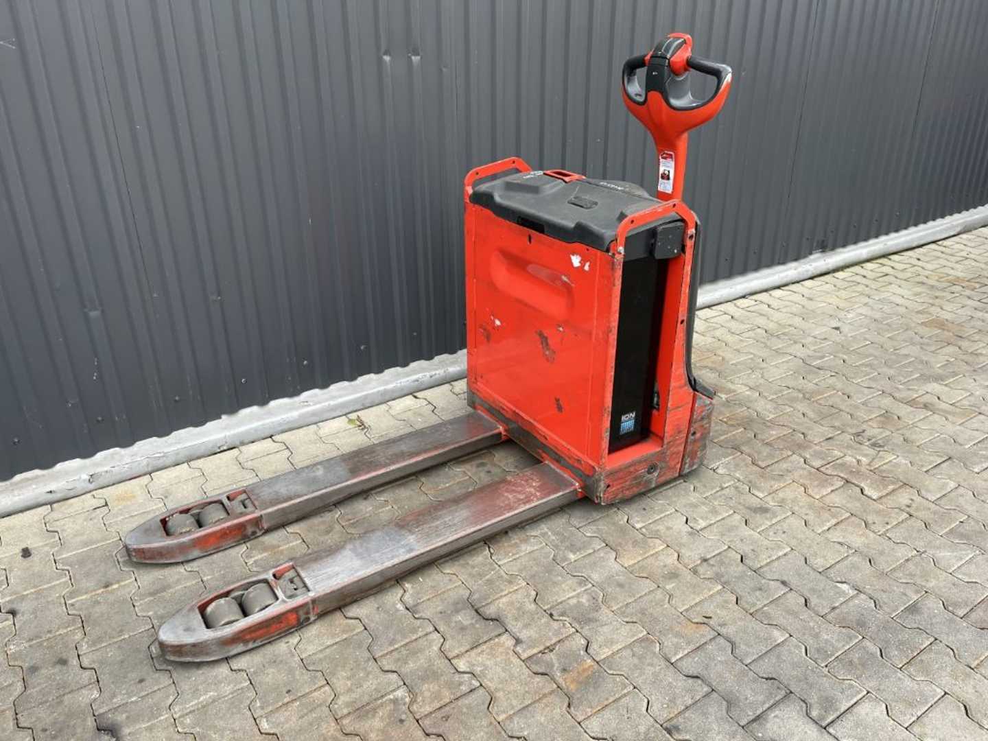 Used Forklift Linde T16 Žemo kėlimo krautuvas su grąžulu (Image 1) Used Forklift Linde T16 Žemo kėlimo krautuvas su grąžulu (Image 1)