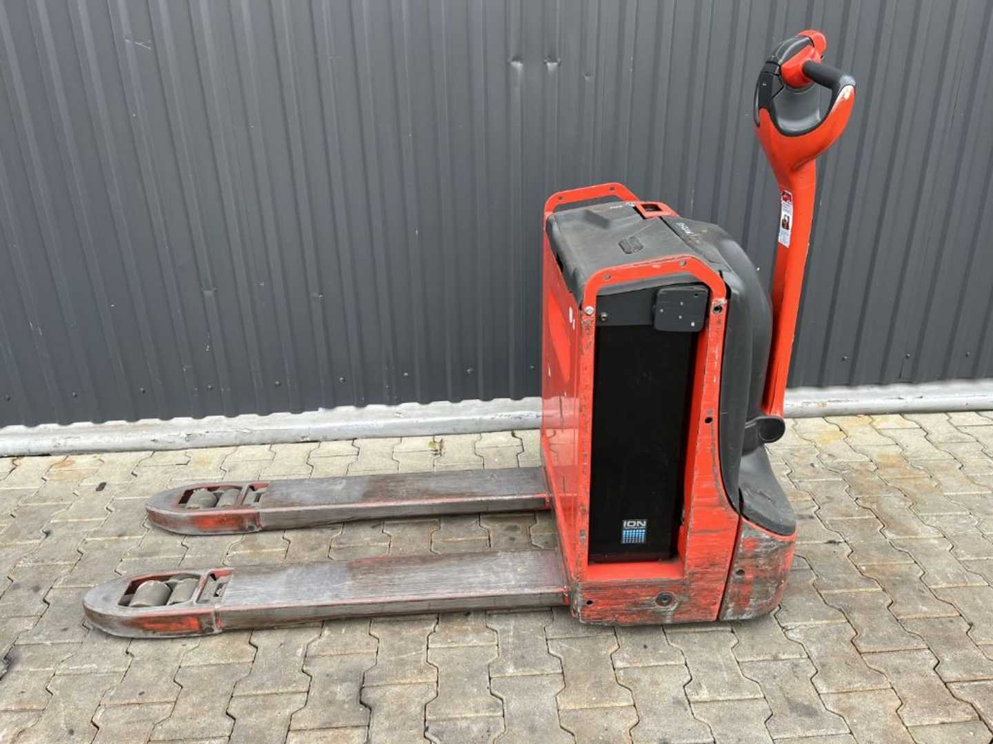 Used Forklift Linde T16 Žemo kėlimo krautuvas su grąžulu (Image 2) Used Forklift Linde T16 Žemo kėlimo krautuvas su grąžulu (Image 2)