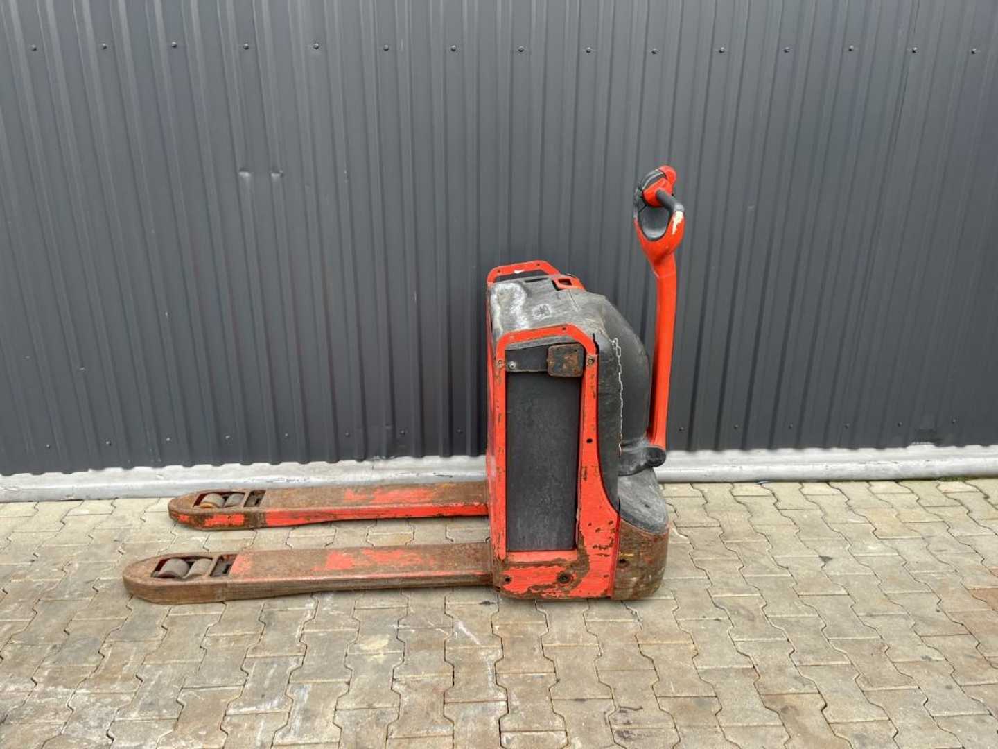 Used Forklift Linde T18 Žemo kėlimo krautuvas su grąžulu (Image 2) Used Forklift Linde T18 Žemo kėlimo krautuvas su grąžulu (Image 2)