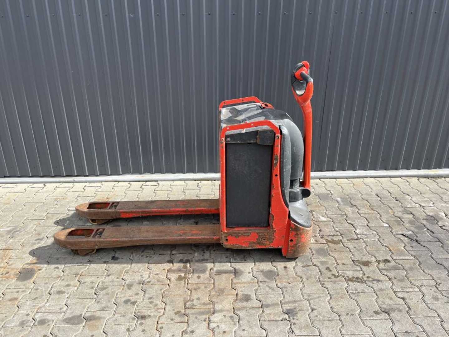 Used Forklift Linde T18 Žemo kėlimo krautuvas su grąžulu (Image 2) Used Forklift Linde T18 Žemo kėlimo krautuvas su grąžulu (Image 2)