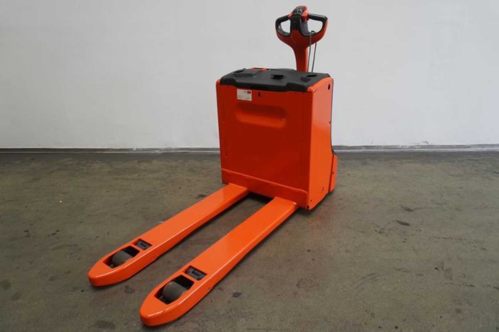 Used Forklift Linde T 20 1152-02 Žemo kėlimo krautuvas su grąžulu (Image 2)