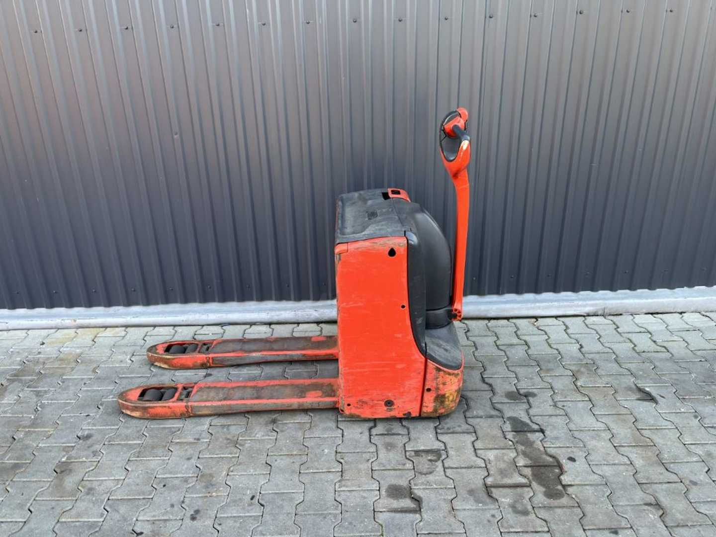 Used Forklift Linde T16 Žemo kėlimo krautuvas su grąžulu (Image 2) Used Forklift Linde T16 Žemo kėlimo krautuvas su grąžulu (Image 2)