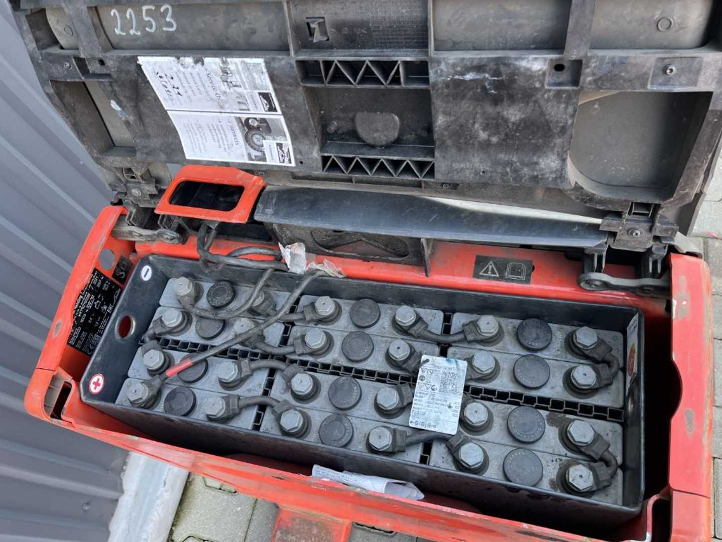 Used Forklift Linde T16 Žemo kėlimo krautuvas su grąžulu (Image 5) Used Forklift Linde T16 Žemo kėlimo krautuvas su grąžulu (Image 5)