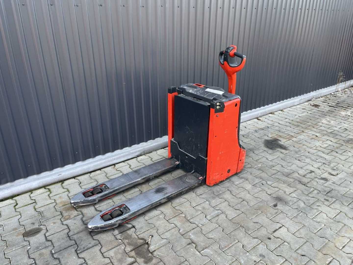 Used Forklift Linde T16L Žemo kėlimo krautuvas su grąžulu (Image 1) Used Forklift Linde T16L Žemo kėlimo krautuvas su grąžulu (Image 1)