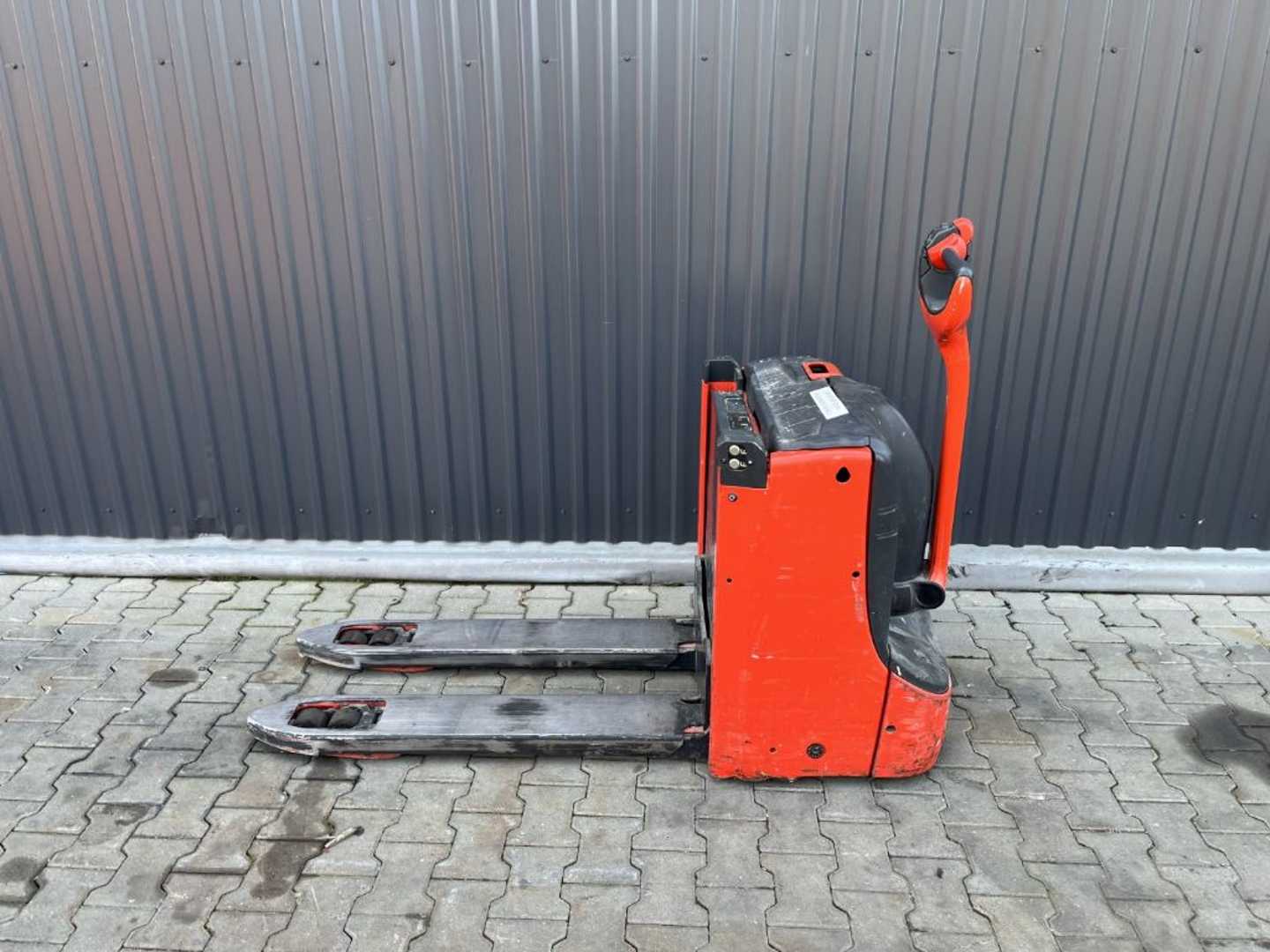 Used Forklift Linde T16L Žemo kėlimo krautuvas su grąžulu (Image 2) Used Forklift Linde T16L Žemo kėlimo krautuvas su grąžulu (Image 2)
