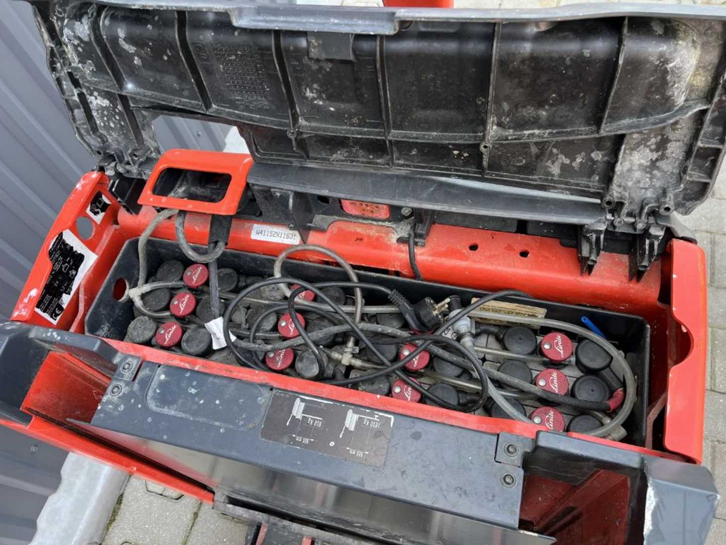Used Forklift Linde T16L Žemo kėlimo krautuvas su grąžulu (Image 5) Used Forklift Linde T16L Žemo kėlimo krautuvas su grąžulu (Image 5)