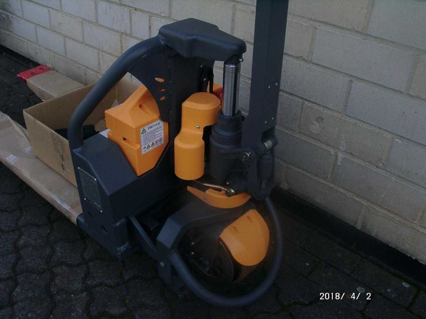 Used Forklift Q-Lift EMP1200Li Žemo kėlimo krautuvas su grąžulu (Image 3) Used Forklift Q-Lift EMP1200Li Žemo kėlimo krautuvas su grąžulu (Image 3)