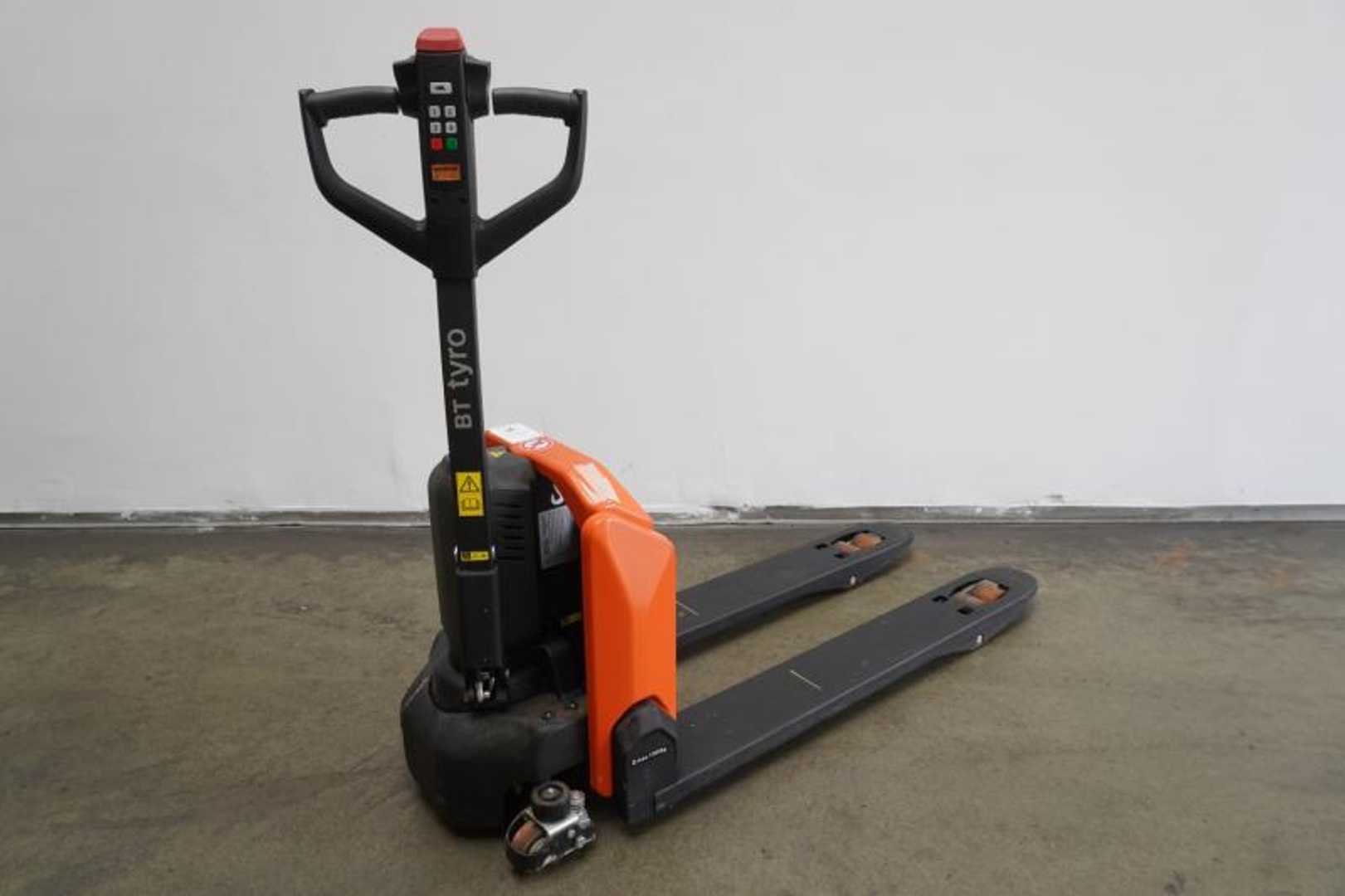 Used Forklift Toyota LHE130 Žemo kėlimo krautuvas su grąžulu (Image 1) Used Forklift Toyota LHE130 Žemo kėlimo krautuvas su grąžulu (Image 1)