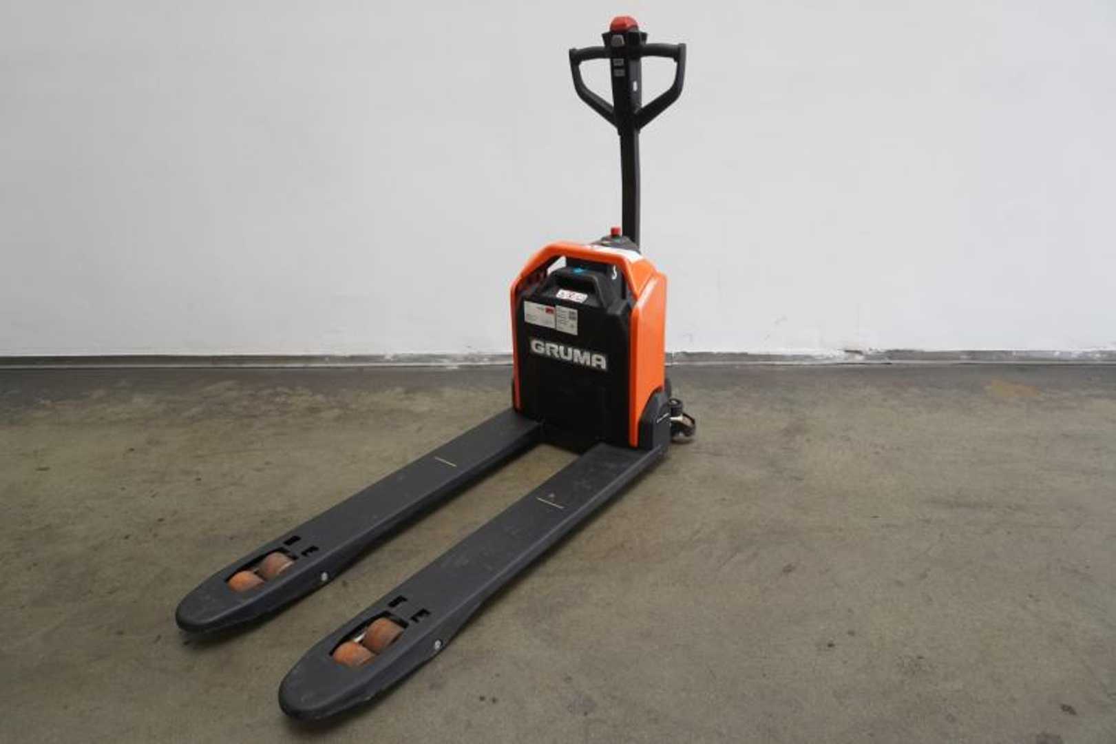 Used Forklift Toyota LHE130 Žemo kėlimo krautuvas su grąžulu (Image 2) Used Forklift Toyota LHE130 Žemo kėlimo krautuvas su grąžulu (Image 2)