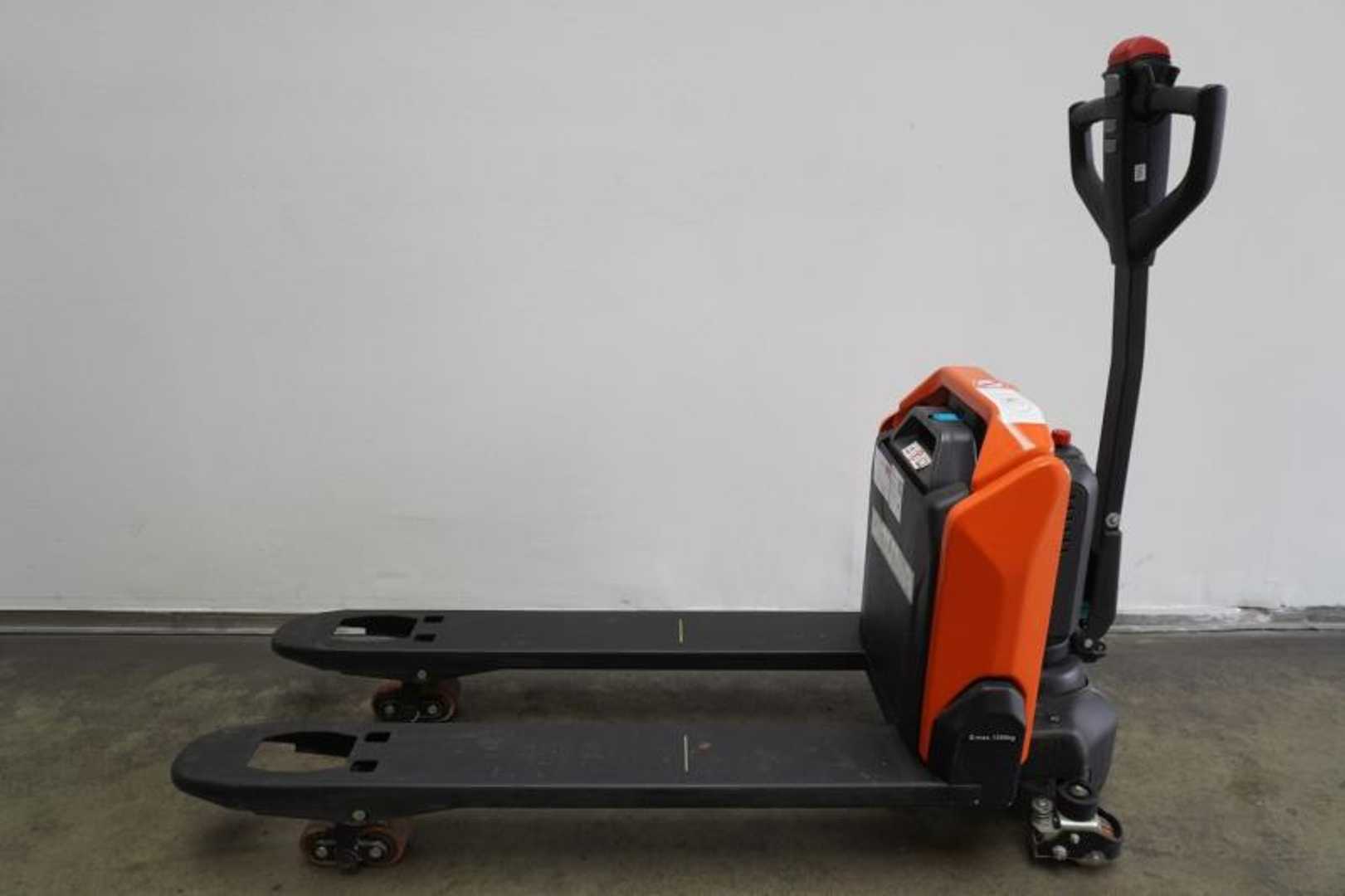 Used Forklift Toyota LHE130 Žemo kėlimo krautuvas su grąžulu (Image 3) Used Forklift Toyota LHE130 Žemo kėlimo krautuvas su grąžulu (Image 3)