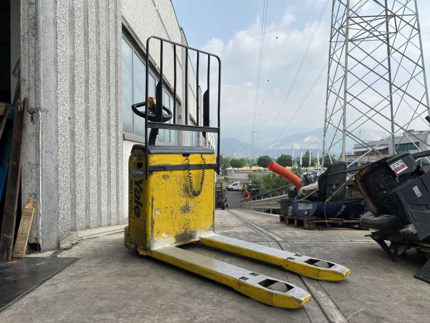 Used Forklift Yale MP16 Žemo kėlimo krautuvas su grąžulu (Image 2) Used Forklift Yale MP16 Žemo kėlimo krautuvas su grąžulu (Image 2)