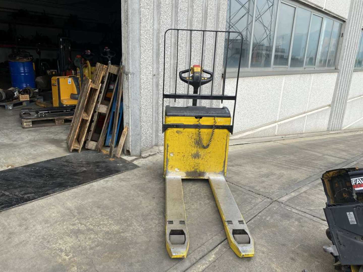 Used Forklift Yale MP16 Žemo kėlimo krautuvas su grąžulu (Image 4) Used Forklift Yale MP16 Žemo kėlimo krautuvas su grąžulu (Image 4)