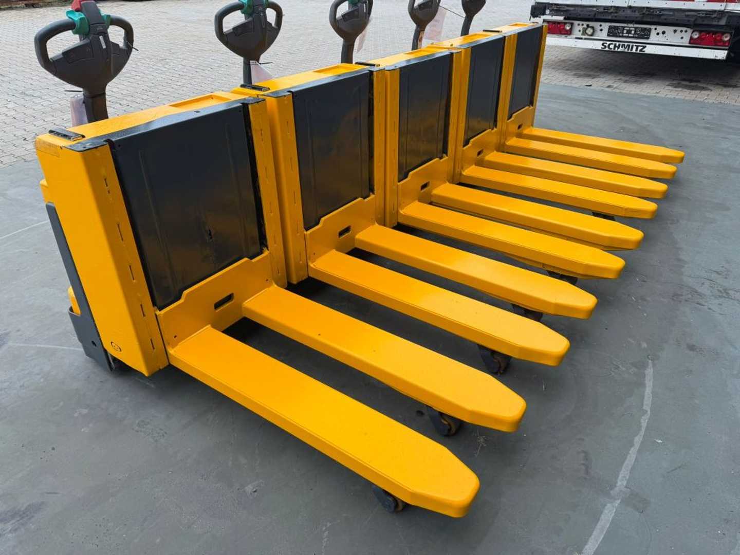 Used Forklift Jungheinrich EJE C 20 Baujahr 2010 Akku 2021 Mehrmals vorhanden Žemo kėlimo krautuvas su grąžulu (Image 3) Used Forklift Jungheinrich EJE C 20 Baujahr 2010 Akku 2021 Mehrmals vorhanden Žemo kėlimo krautuvas su grąžulu (Image 3)