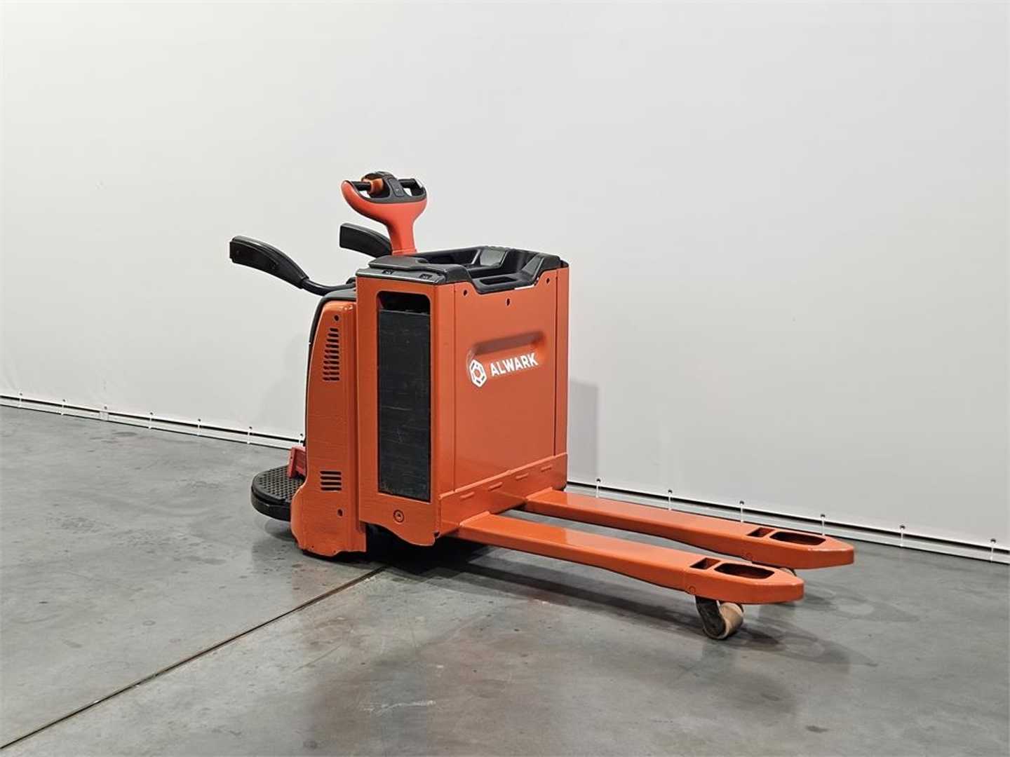 Used Forklift Linde T20AP Žemo kėlimo krautuvas su grąžulu (Image 1) Used Forklift Linde T20AP Žemo kėlimo krautuvas su grąžulu (Image 1)