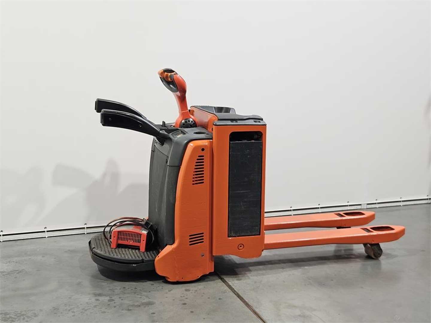 Used Forklift Linde T20AP Žemo kėlimo krautuvas su grąžulu (Image 2) Used Forklift Linde T20AP Žemo kėlimo krautuvas su grąžulu (Image 2)
