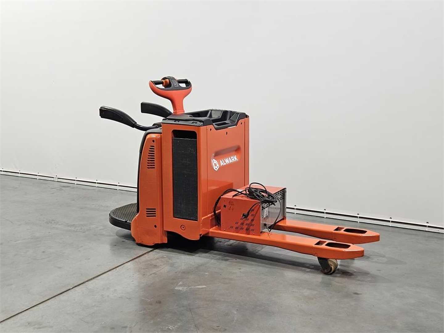Used Forklift Linde T20AP Žemo kėlimo krautuvas su grąžulu (Image 1) Used Forklift Linde T20AP Žemo kėlimo krautuvas su grąžulu (Image 1)