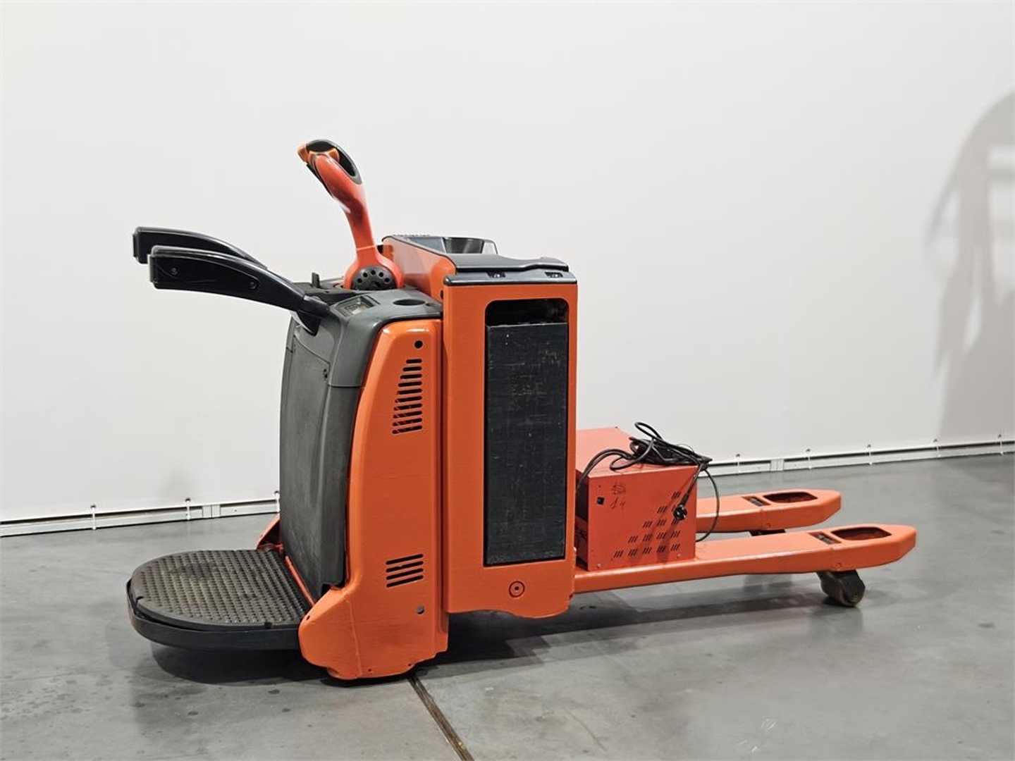 Used Forklift Linde T20AP Žemo kėlimo krautuvas su grąžulu (Image 2) Used Forklift Linde T20AP Žemo kėlimo krautuvas su grąžulu (Image 2)