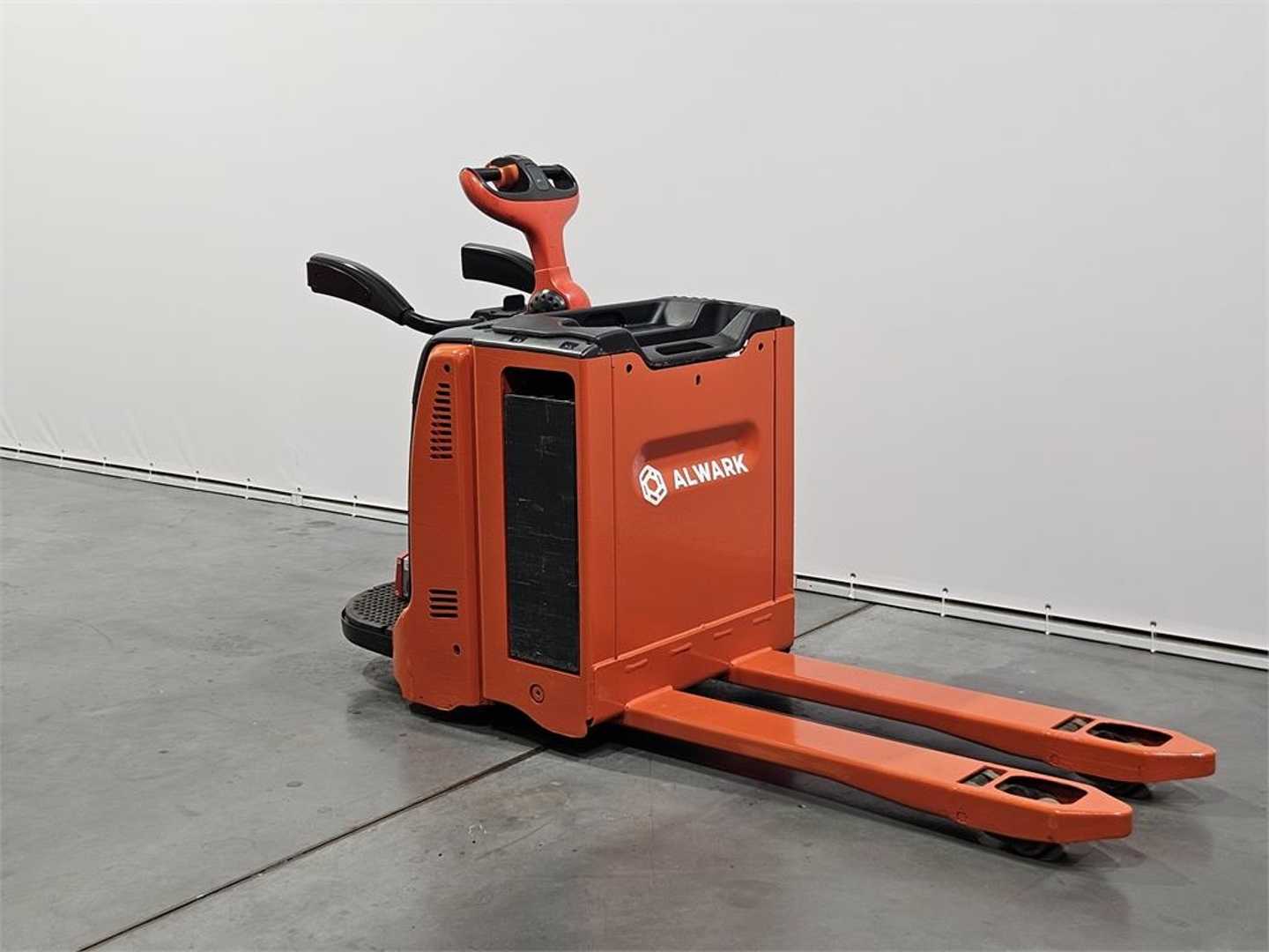 Used Forklift Linde T20AP Žemo kėlimo krautuvas su grąžulu (Image 1) Used Forklift Linde T20AP Žemo kėlimo krautuvas su grąžulu (Image 1)