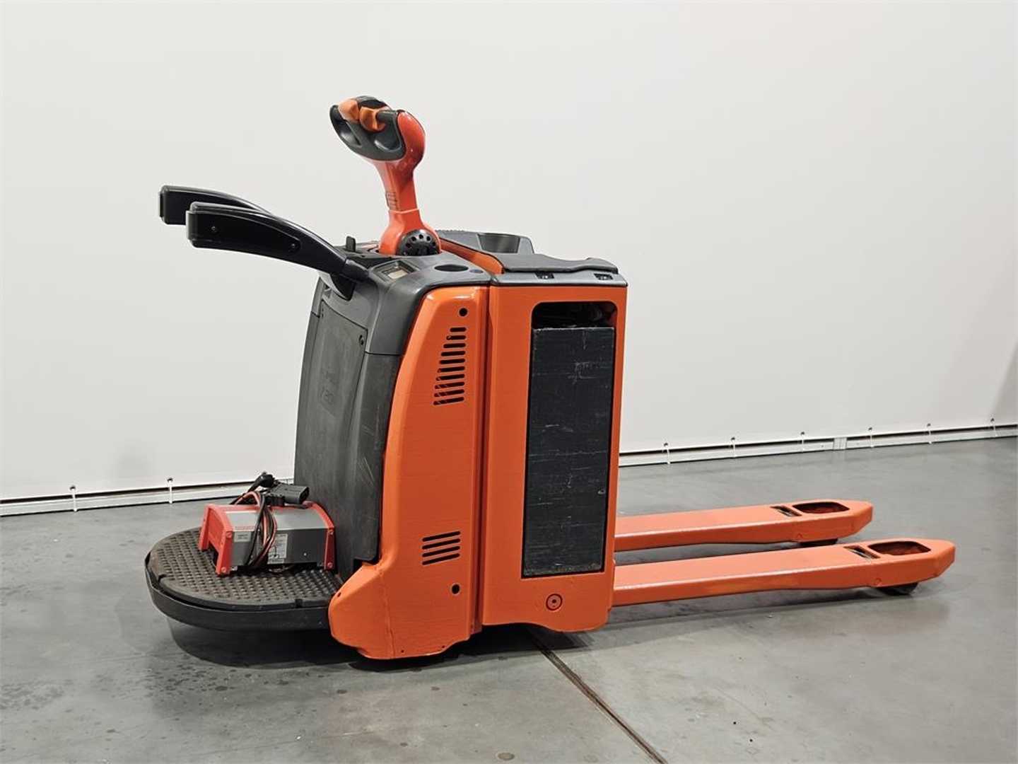 Used Forklift Linde T20AP Žemo kėlimo krautuvas su grąžulu (Image 2) Used Forklift Linde T20AP Žemo kėlimo krautuvas su grąžulu (Image 2)