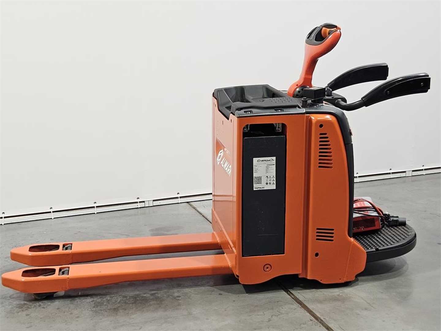 Used Forklift Linde T20AP Žemo kėlimo krautuvas su grąžulu (Image 2) Used Forklift Linde T20AP Žemo kėlimo krautuvas su grąžulu (Image 2)
