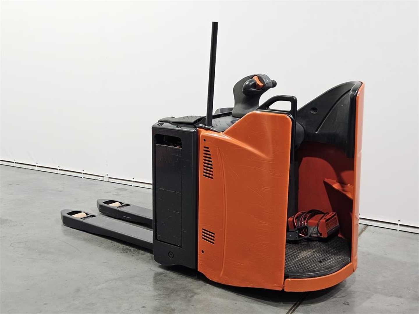 Used Forklift Linde T20SP Žemo kėlimo krautuvas su grąžulu (Image 1)