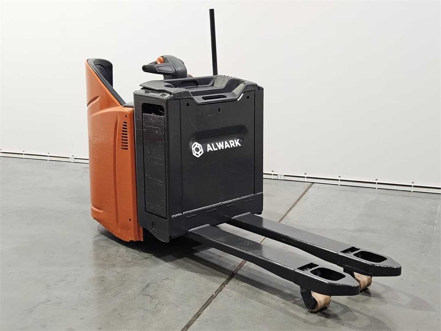 Used Forklift Linde T20SP Žemo kėlimo krautuvas su grąžulu (Image 2)