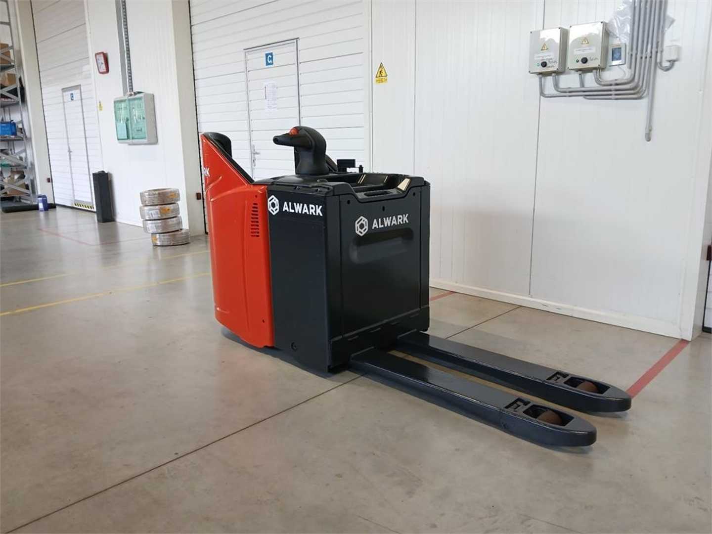 Used Forklift Linde T20SP Žemo kėlimo krautuvas su grąžulu (Image 1)