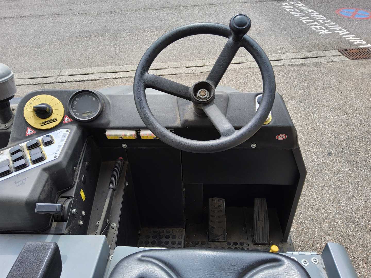 Used Forklift Other KM130/300RLPG Žemo kėlimo krautuvas su grąžulu (Image 6) Used Forklift Other KM130/300RLPG Žemo kėlimo krautuvas su grąžulu (Image 6)