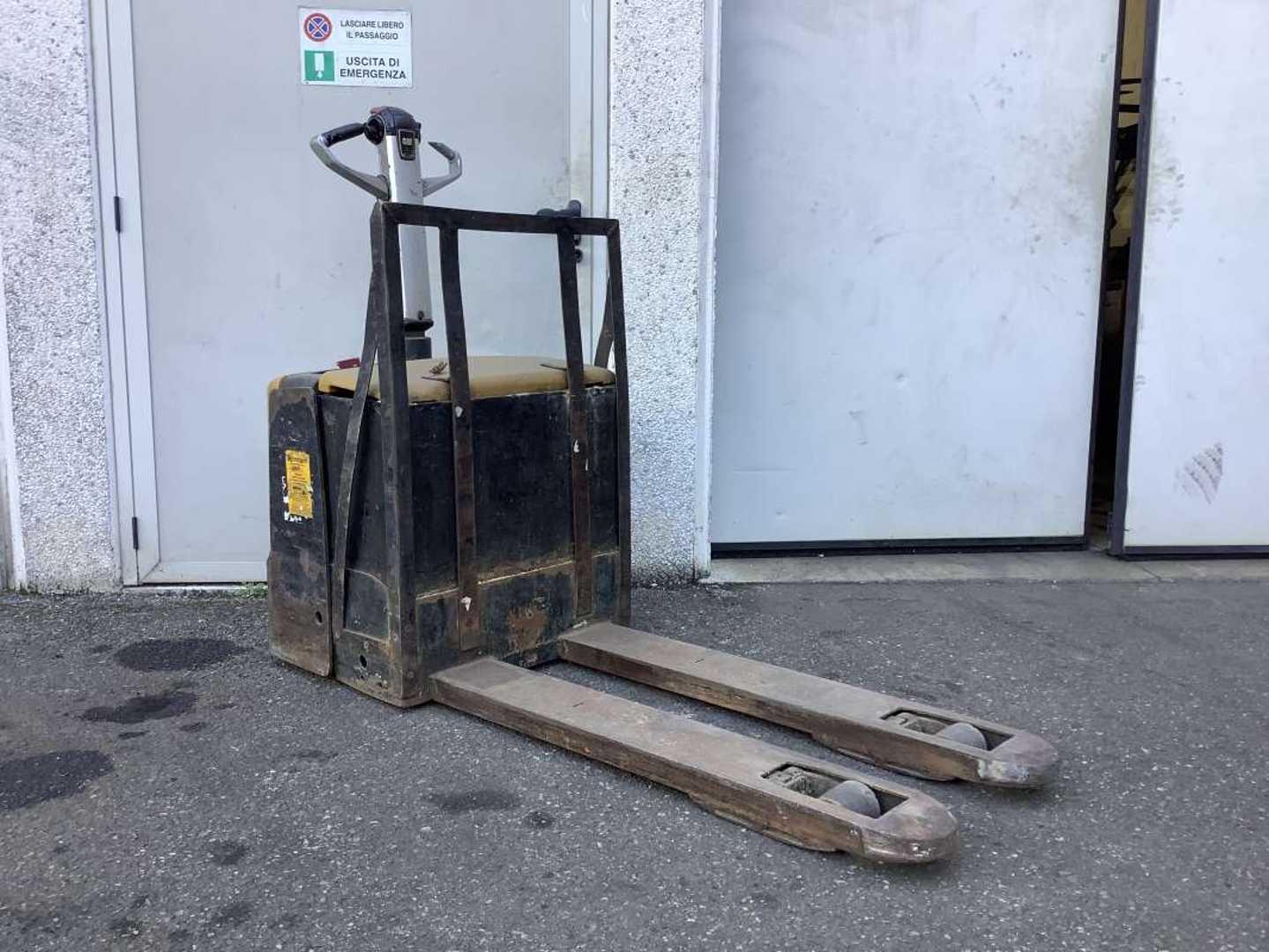 Used Forklift Caterpillar NPP20MR Žemo kėlimo krautuvas su vairuotojo stovu (ar keleivio platforma) (Image 2) Used Forklift Caterpillar NPP20MR Žemo kėlimo krautuvas su vairuotojo stovu (ar keleivio platforma) (Image 2)