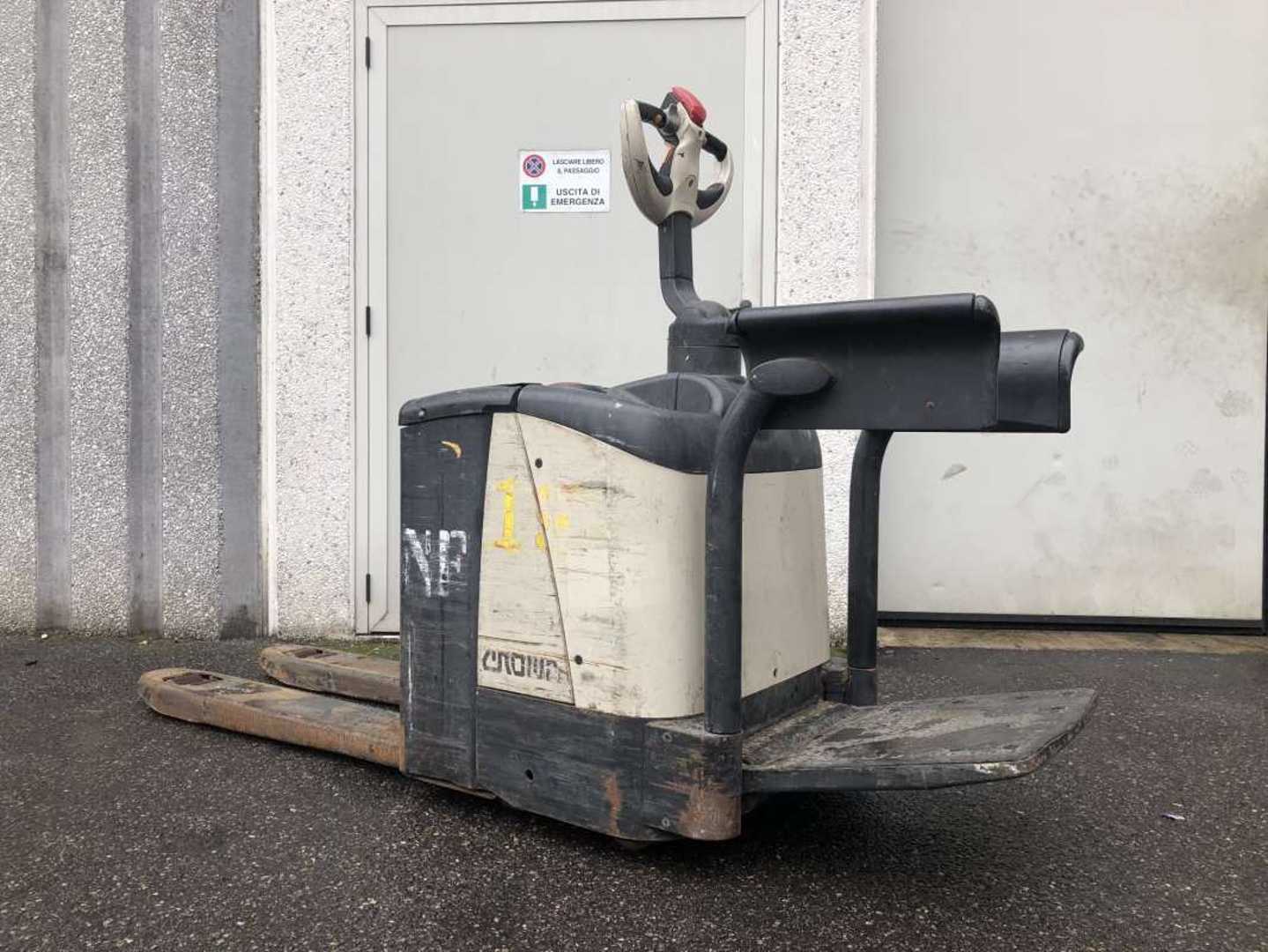 Used Forklift Crown WP 2330S 2.0 Žemo kėlimo krautuvas su vairuotojo stovu (ar keleivio platforma) (Image 1) Used Forklift Crown WP 2330S 2.0 Žemo kėlimo krautuvas su vairuotojo stovu (ar keleivio platforma) (Image 1)