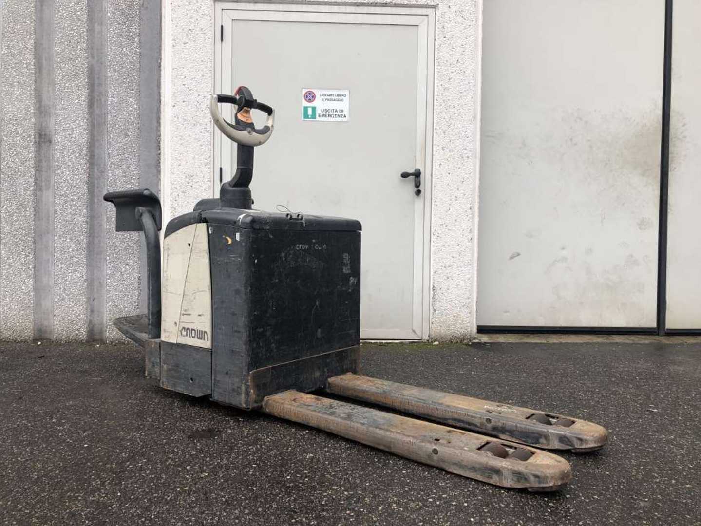 Used Forklift Crown WP 2330S 2.0 Žemo kėlimo krautuvas su vairuotojo stovu (ar keleivio platforma) (Image 2) Used Forklift Crown WP 2330S 2.0 Žemo kėlimo krautuvas su vairuotojo stovu (ar keleivio platforma) (Image 2)