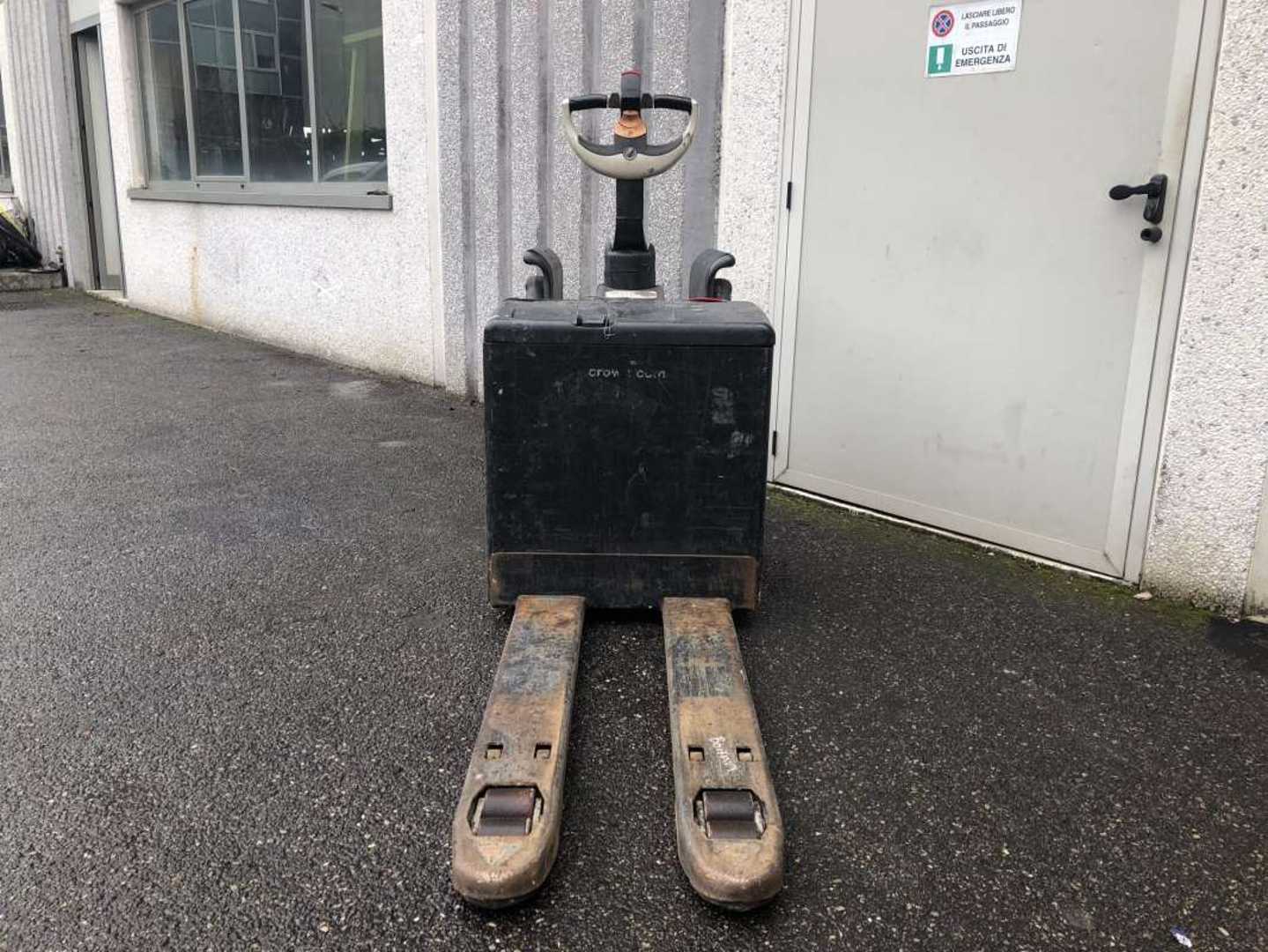 Used Forklift Crown WP 2330S 2.0 Žemo kėlimo krautuvas su vairuotojo stovu (ar keleivio platforma) (Image 3) Used Forklift Crown WP 2330S 2.0 Žemo kėlimo krautuvas su vairuotojo stovu (ar keleivio platforma) (Image 3)