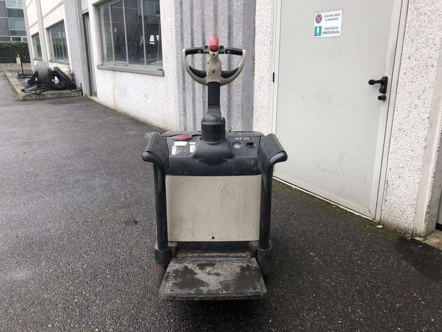 Used Forklift Crown WP 2330S 2.0 Žemo kėlimo krautuvas su vairuotojo stovu (ar keleivio platforma) (Image 4) Used Forklift Crown WP 2330S 2.0 Žemo kėlimo krautuvas su vairuotojo stovu (ar keleivio platforma) (Image 4)