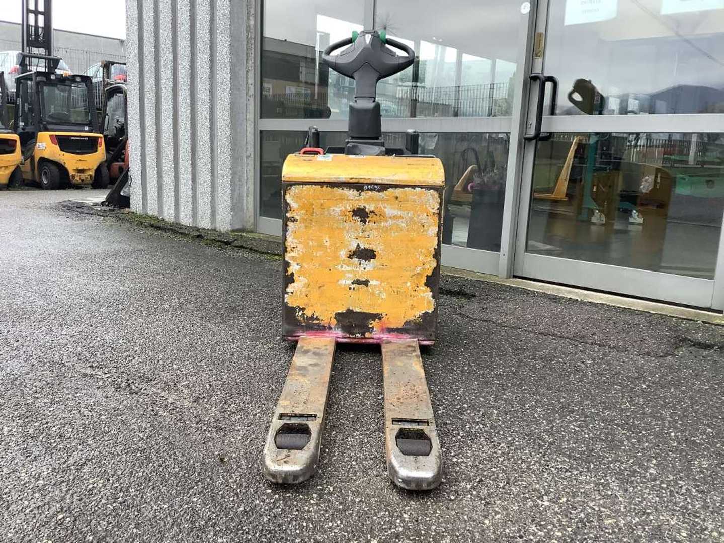 Used Forklift Jungheinrich ERE 120 Žemo kėlimo krautuvas su vairuotojo stovu (ar keleivio platforma) (Image 4) Used Forklift Jungheinrich ERE 120 Žemo kėlimo krautuvas su vairuotojo stovu (ar keleivio platforma) (Image 4)