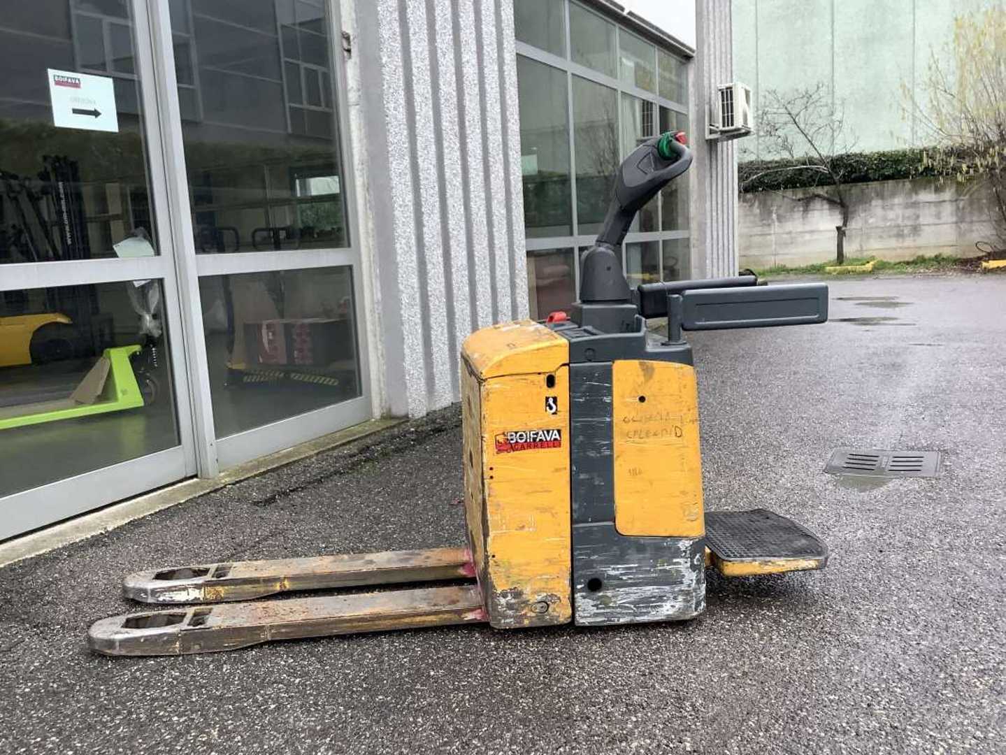 Used Forklift Jungheinrich ERE 120 Žemo kėlimo krautuvas su vairuotojo stovu (ar keleivio platforma) (Image 5) Used Forklift Jungheinrich ERE 120 Žemo kėlimo krautuvas su vairuotojo stovu (ar keleivio platforma) (Image 5)