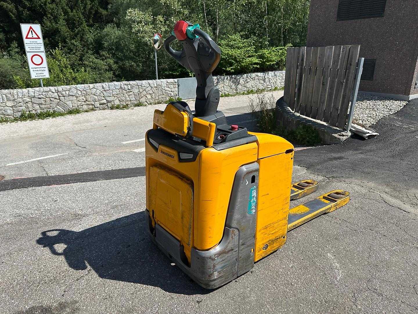 Used Forklift Jungheinrich ERE 120 Žemo kėlimo krautuvas su vairuotojo stovu (ar keleivio platforma) (Image 1) Used Forklift Jungheinrich ERE 120 Žemo kėlimo krautuvas su vairuotojo stovu (ar keleivio platforma) (Image 1)