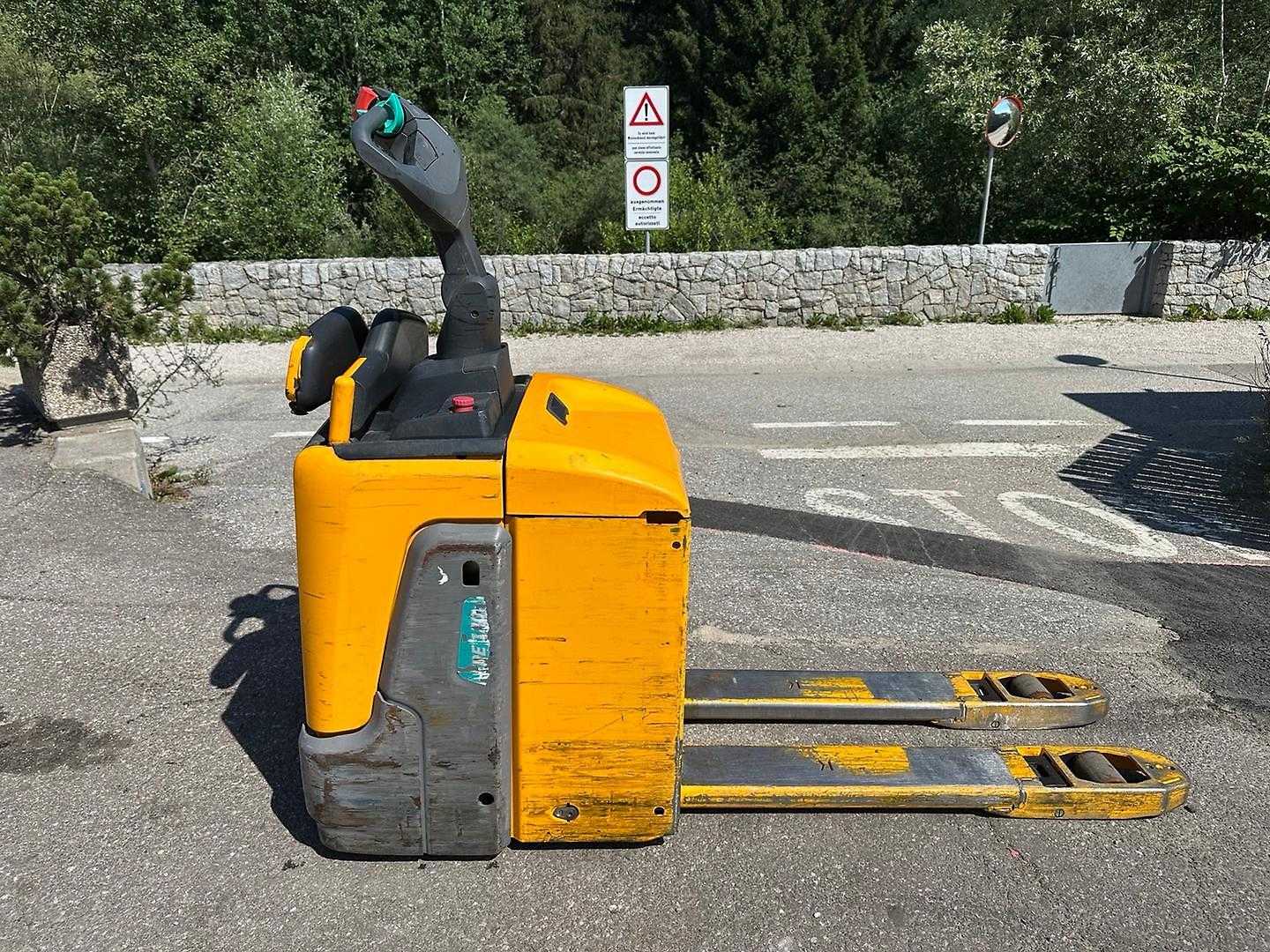 Used Forklift Jungheinrich ERE 120 Žemo kėlimo krautuvas su vairuotojo stovu (ar keleivio platforma) (Image 2) Used Forklift Jungheinrich ERE 120 Žemo kėlimo krautuvas su vairuotojo stovu (ar keleivio platforma) (Image 2)