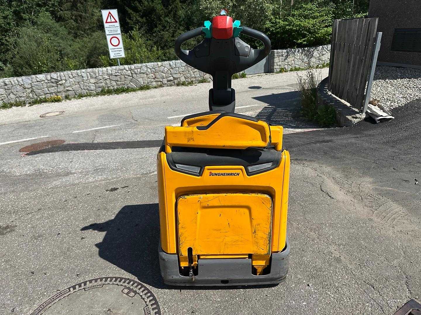Used Forklift Jungheinrich ERE 120 Žemo kėlimo krautuvas su vairuotojo stovu (ar keleivio platforma) (Image 3) Used Forklift Jungheinrich ERE 120 Žemo kėlimo krautuvas su vairuotojo stovu (ar keleivio platforma) (Image 3)