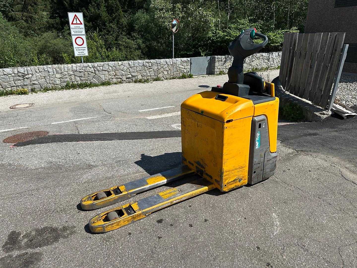 Used Forklift Jungheinrich ERE 120 Žemo kėlimo krautuvas su vairuotojo stovu (ar keleivio platforma) (Image 4) Used Forklift Jungheinrich ERE 120 Žemo kėlimo krautuvas su vairuotojo stovu (ar keleivio platforma) (Image 4)
