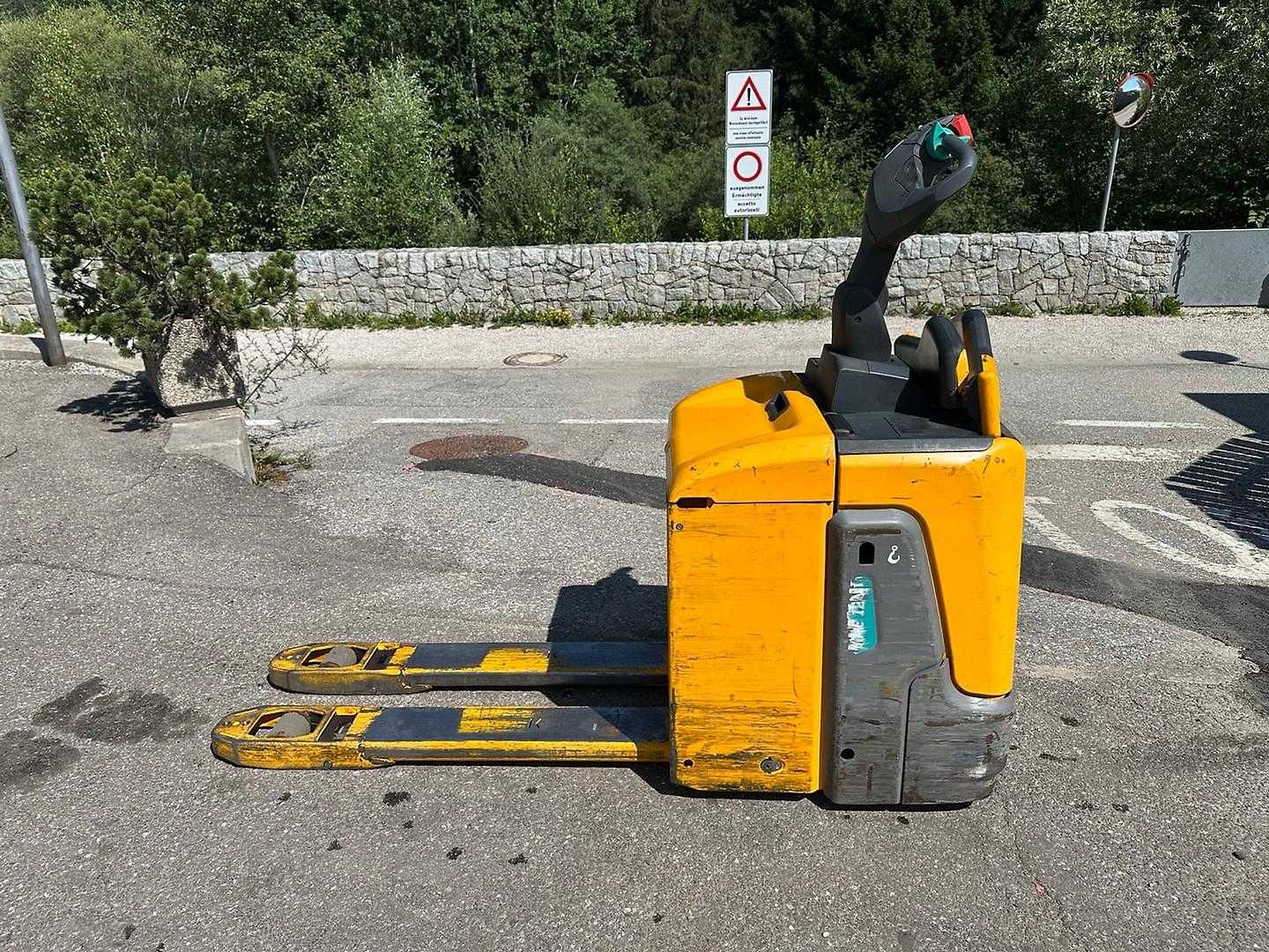 Used Forklift Jungheinrich ERE 120 Žemo kėlimo krautuvas su vairuotojo stovu (ar keleivio platforma) (Image 5) Used Forklift Jungheinrich ERE 120 Žemo kėlimo krautuvas su vairuotojo stovu (ar keleivio platforma) (Image 5)