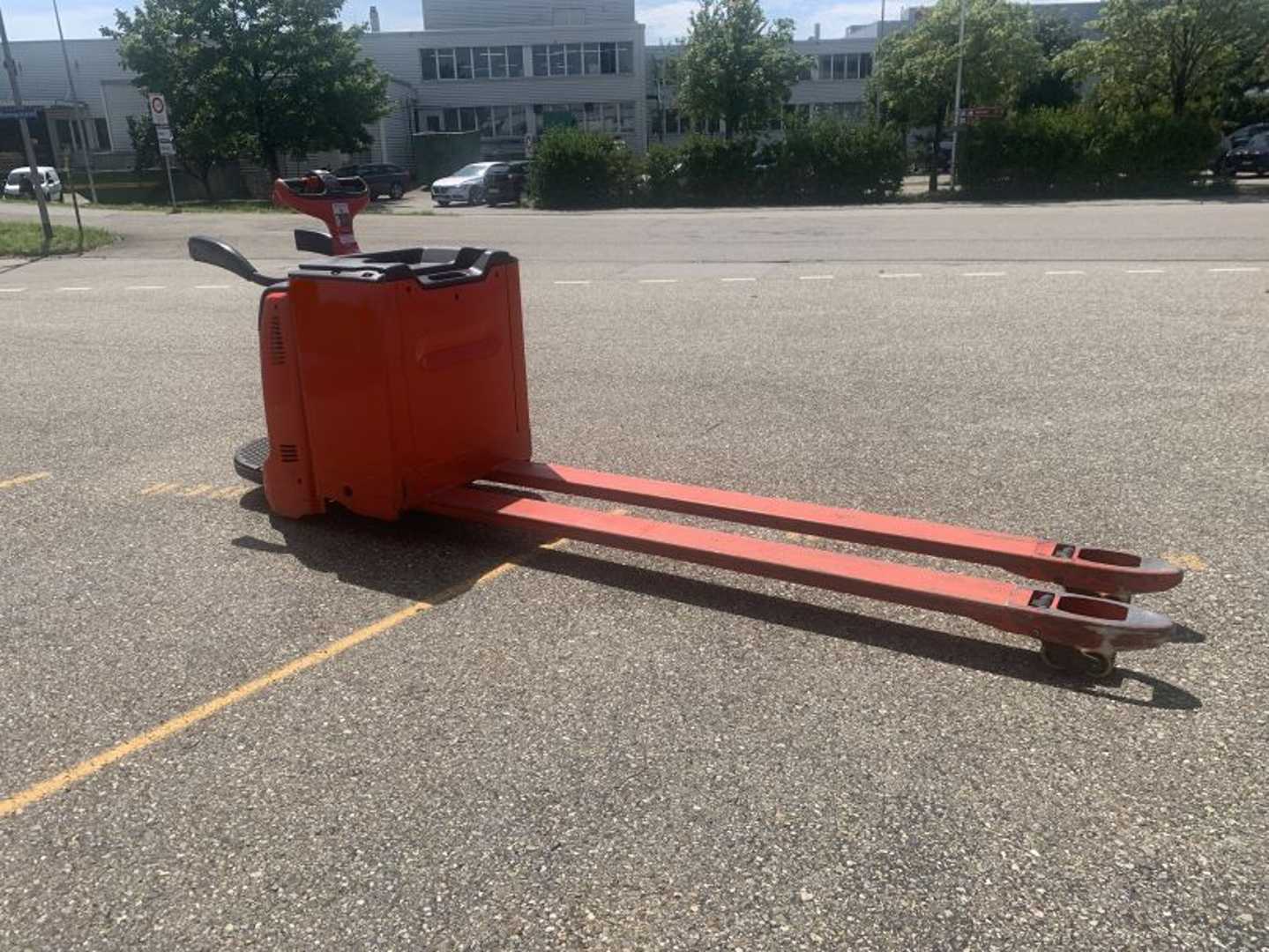 Used Forklift Linde T20 AP / UT 839 Žemo kėlimo krautuvas su vairuotojo stovu (ar keleivio platforma) (Image 2) Used Forklift Linde T20 AP / UT 839 Žemo kėlimo krautuvas su vairuotojo stovu (ar keleivio platforma) (Image 2)