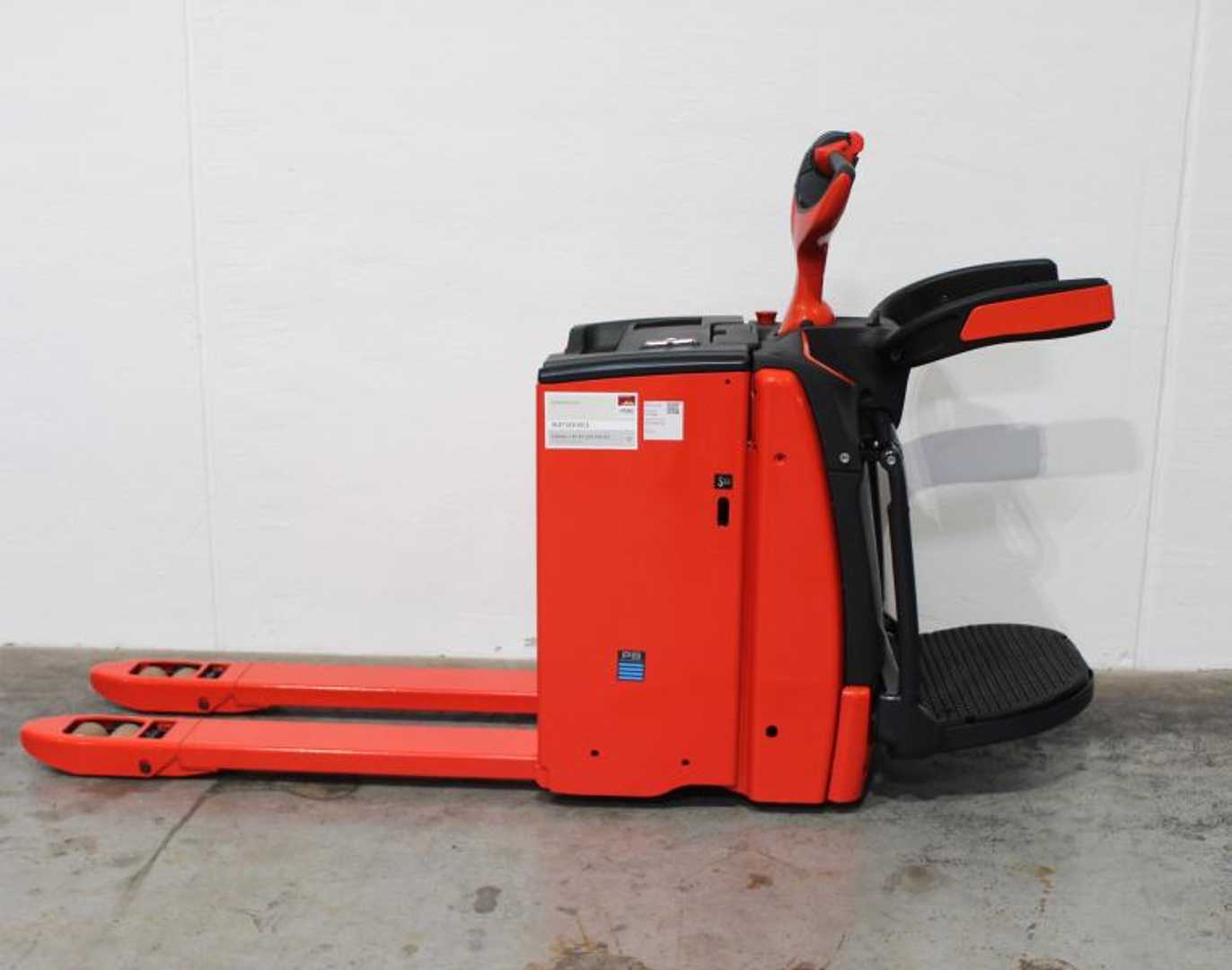 Used Forklift Linde T 20 AP 1153-02 Žemo kėlimo krautuvas su vairuotojo stovu (ar keleivio platforma) (Image 5) Used Forklift Linde T 20 AP 1153-02 Žemo kėlimo krautuvas su vairuotojo stovu (ar keleivio platforma) (Image 5)