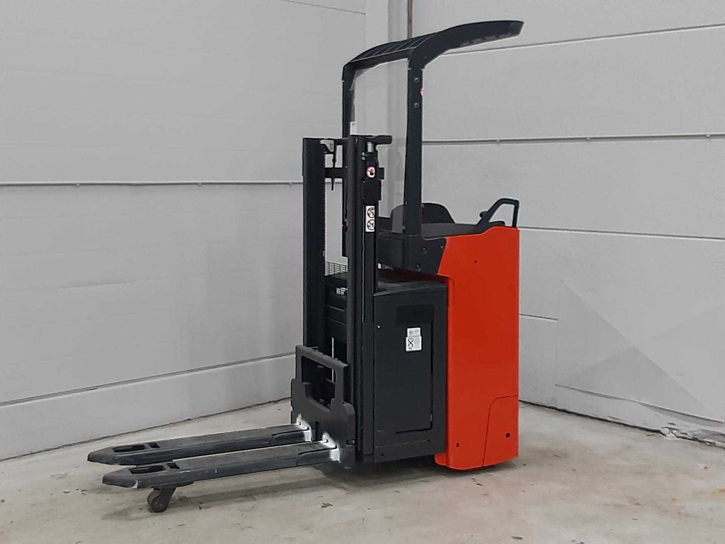 Used Forklift Linde D12R - Som ny 16tim Žemo kėlimo krautuvas su vairuotojo stovu (ar keleivio platforma) (Image 2) Used Forklift Linde D12R - Som ny 16tim Žemo kėlimo krautuvas su vairuotojo stovu (ar keleivio platforma) (Image 2)